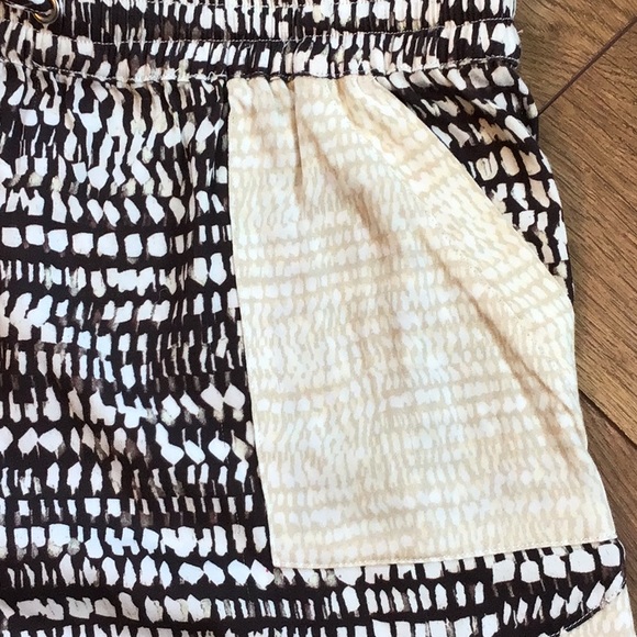 TOWNSEND SILKY, DRAPY, SHORTS DEEP SIDE POCKETS🌸 - Picture 2 of 7